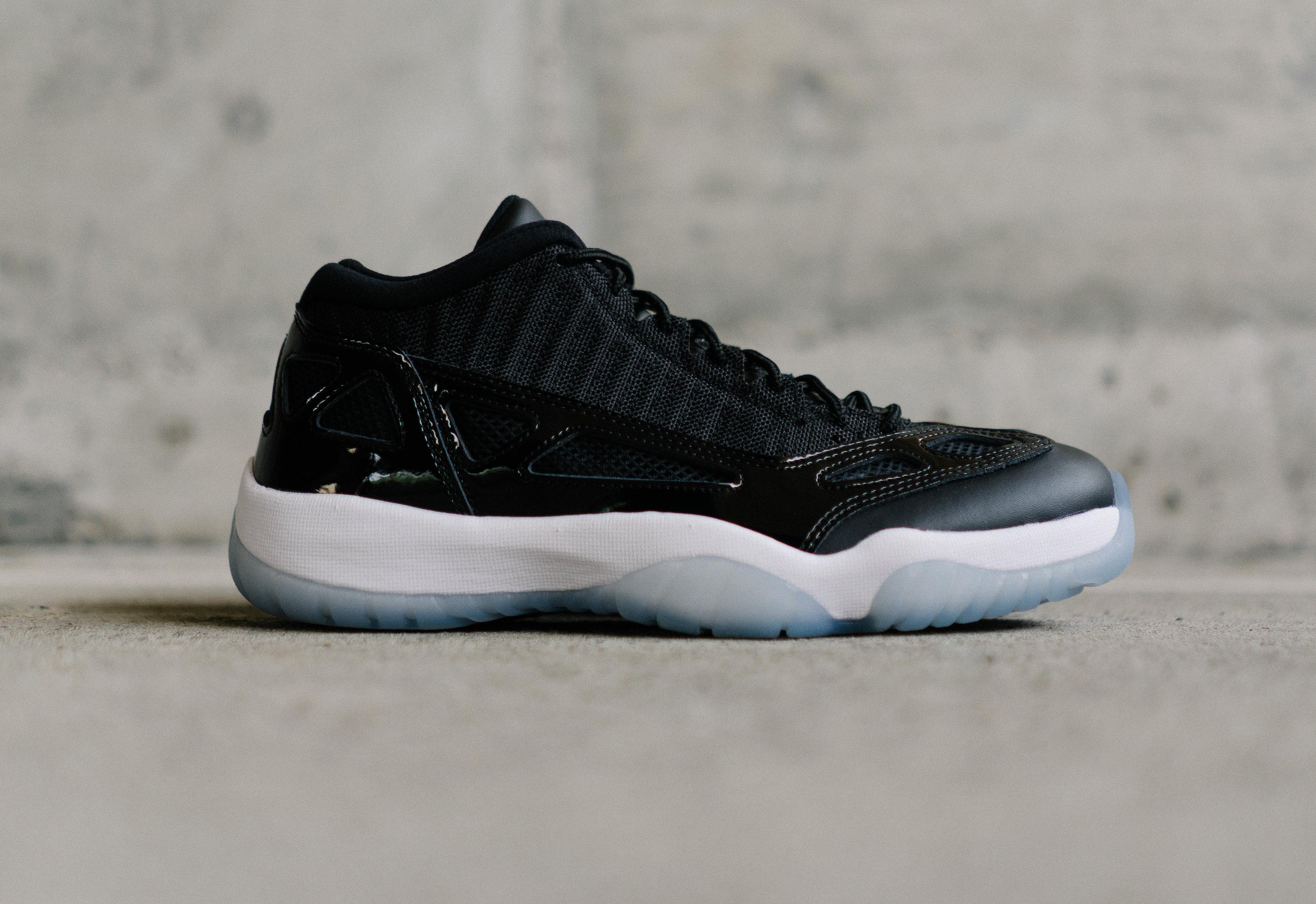 Jordan black best sale retro 11